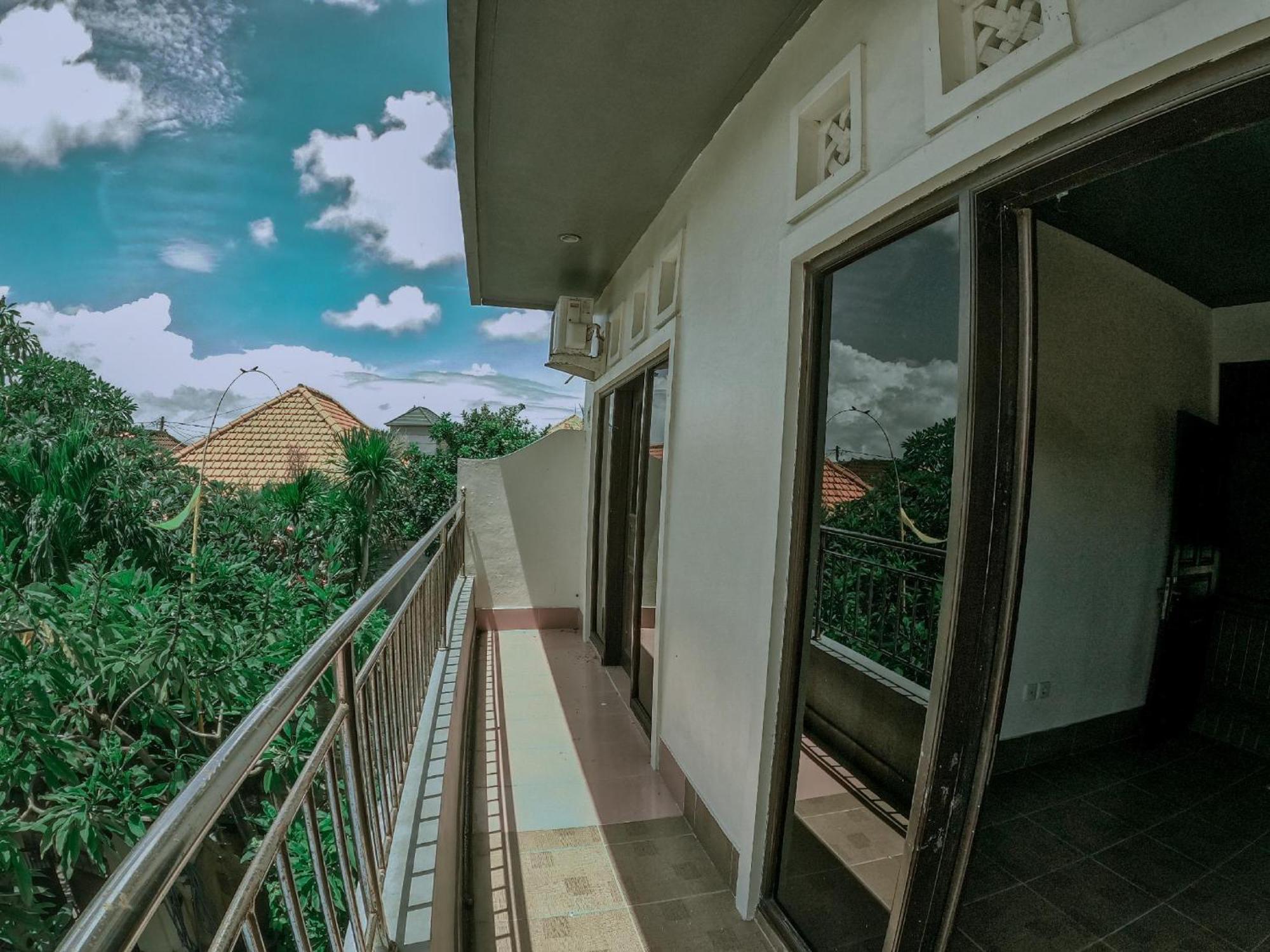 Mama Mega Homestay Pesanggaran Exteriör bild