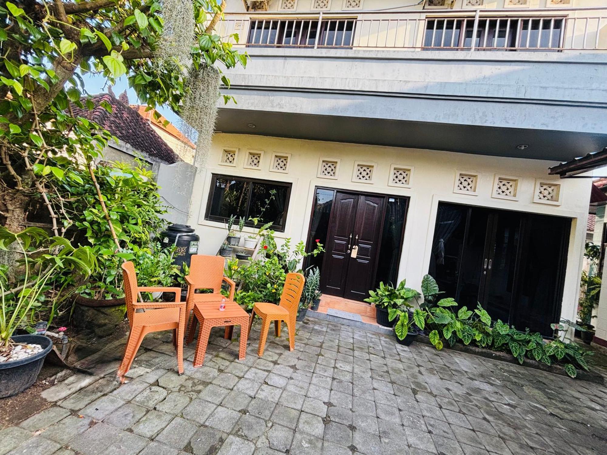 Mama Mega Homestay Pesanggaran Exteriör bild