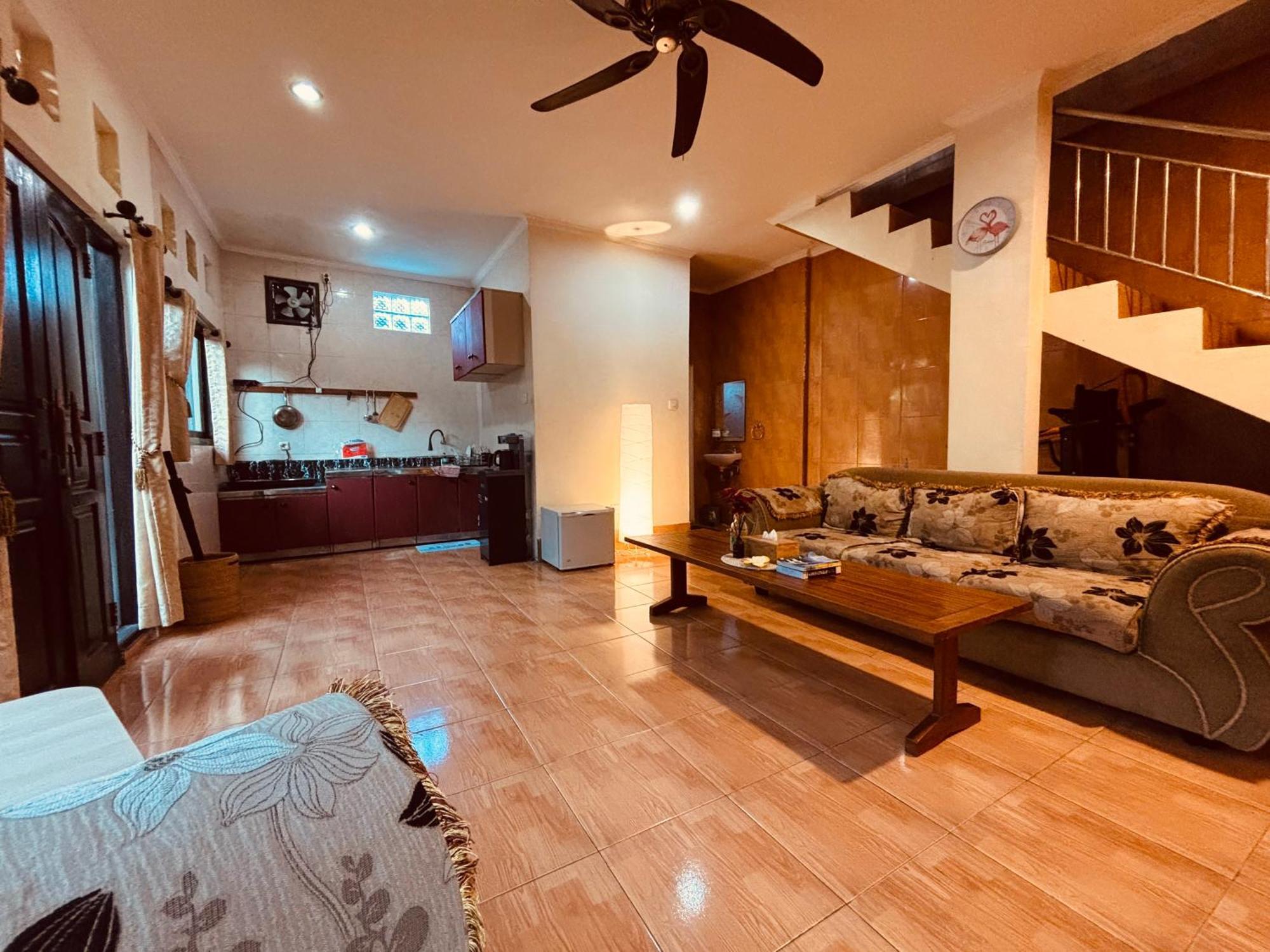 Mama Mega Homestay Pesanggaran Exteriör bild