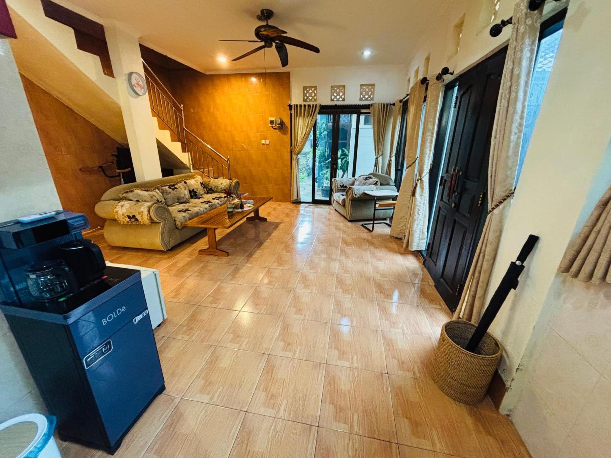 Mama Mega Homestay Pesanggaran Exteriör bild