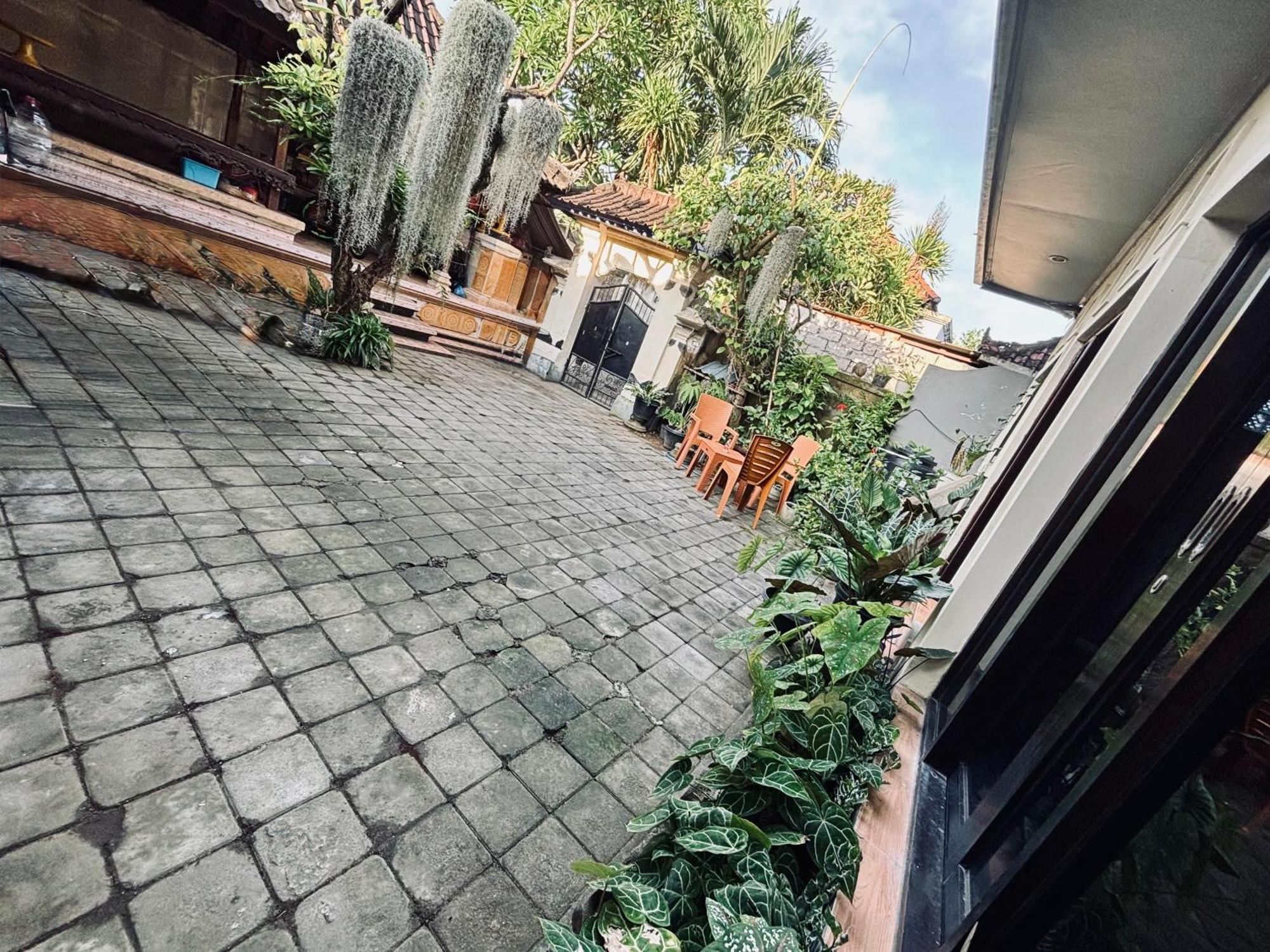 Mama Mega Homestay Pesanggaran Exteriör bild